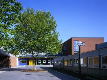 Ansicht vom Schulhof auf das Gebäude des Schulzentrums, Lehrte-Süd