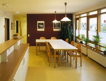 Offener Essbereich einer Wohngruppe, Wohnheim für Menschen mit Behinderung, Burgdorf
