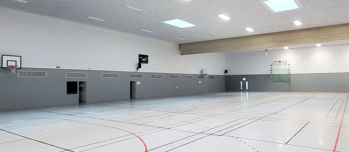 Nachher: Sanierte Sporthalle im Sportpark mit nachträglichen Oberlichtern, Wettbergen